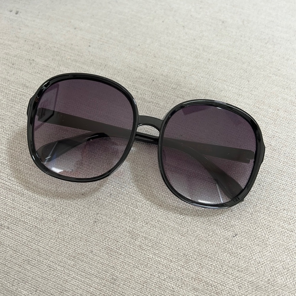 black sunnies !